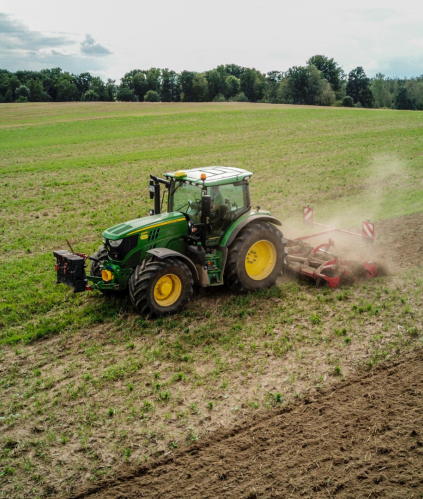 Tracteur labourant le champ