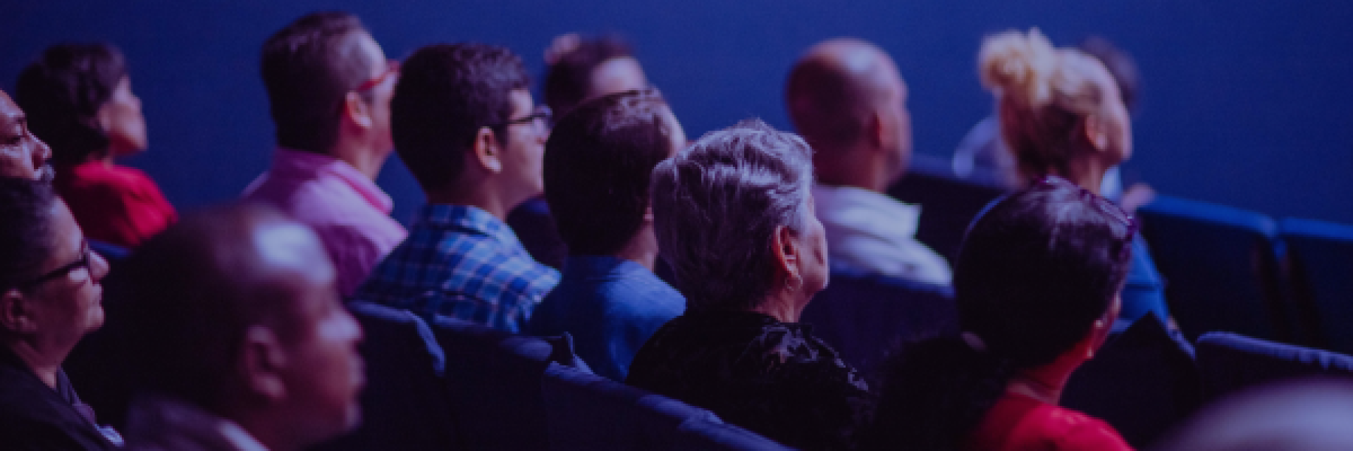 personnes assises dans une salle