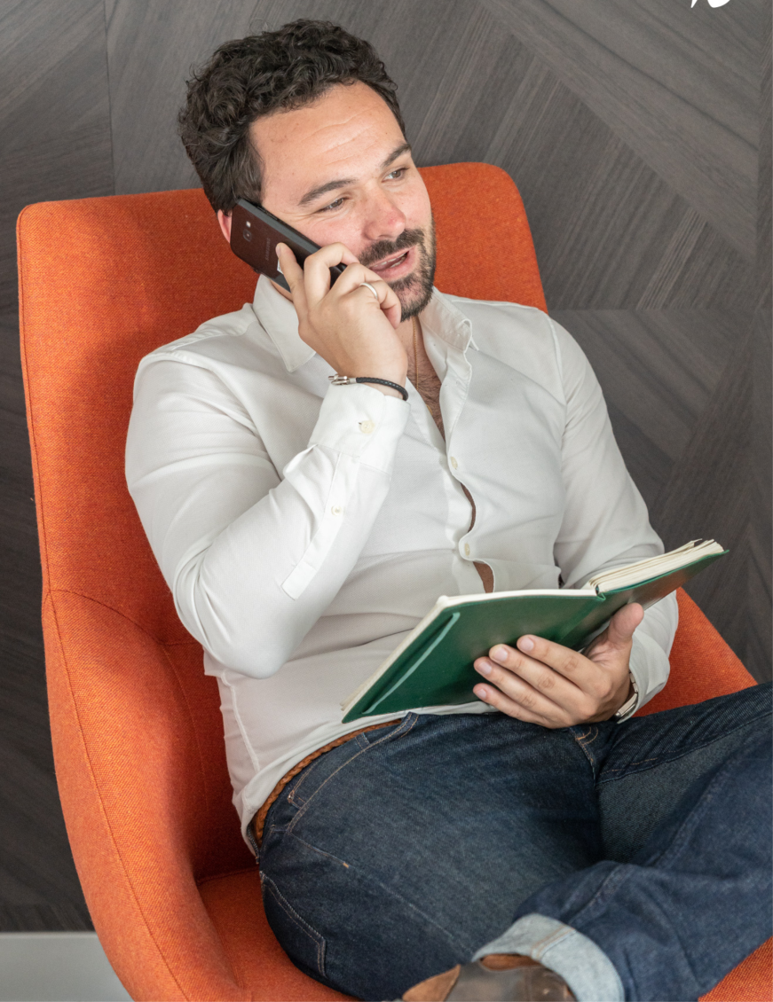 Collaborateur au téléphone