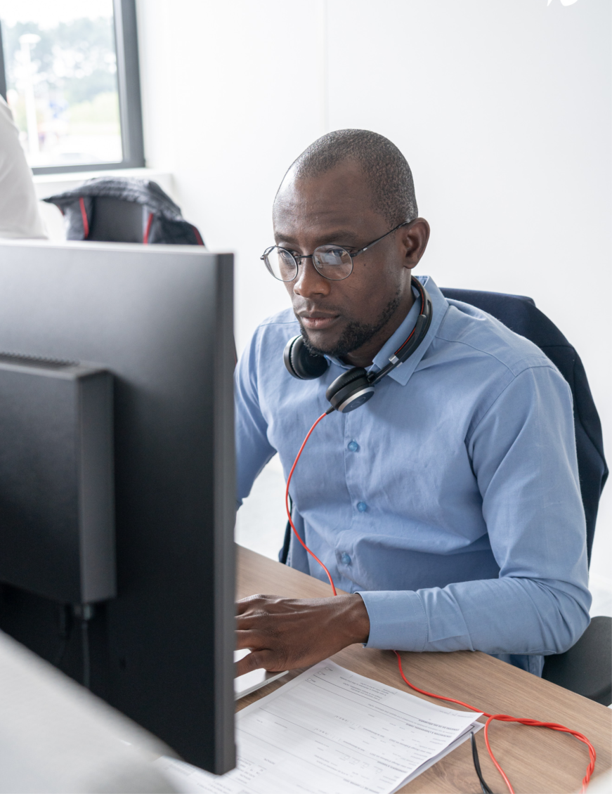 Collaborateur derrière un ordinateur