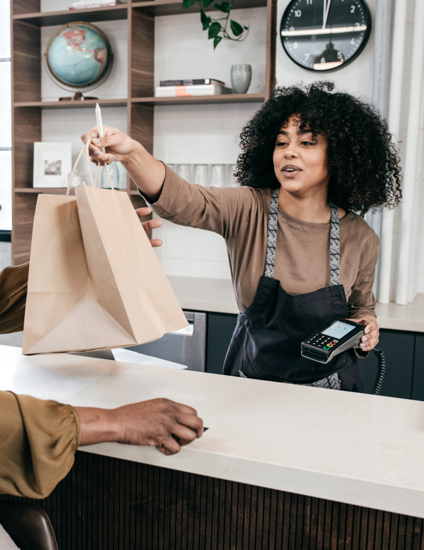 commerçante réalisant une vente