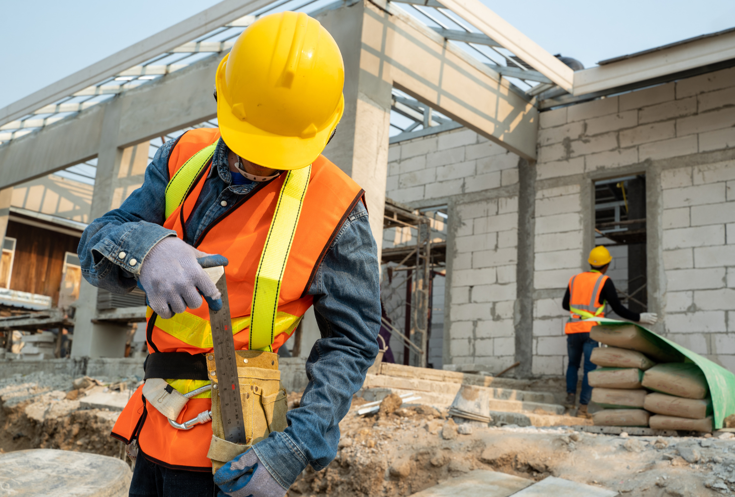 Artisan du bâtiment sur un chantier en Loire-Atlantique : couverture, charpente, maçonnerie