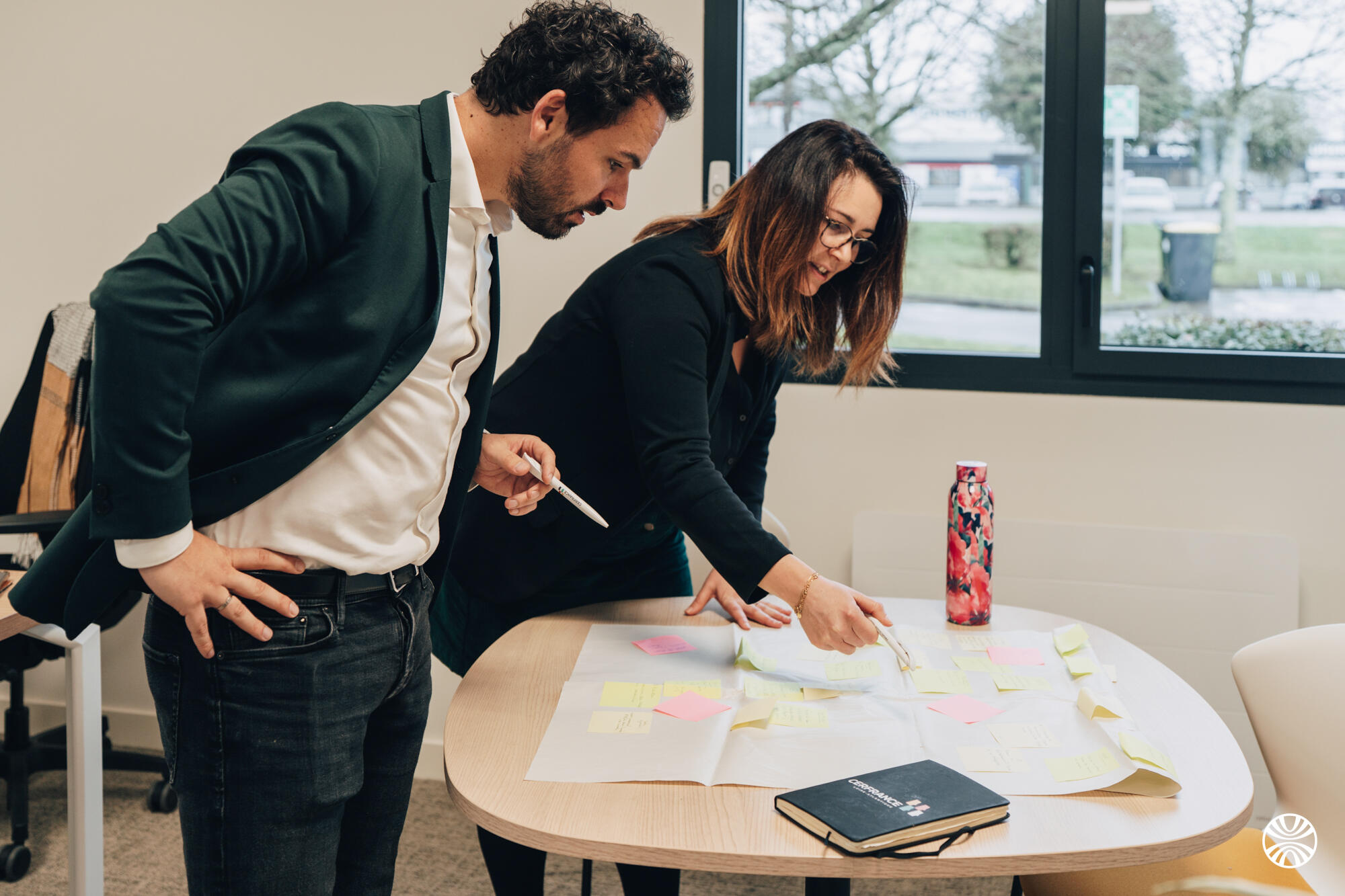 deux personnes réfléchissent